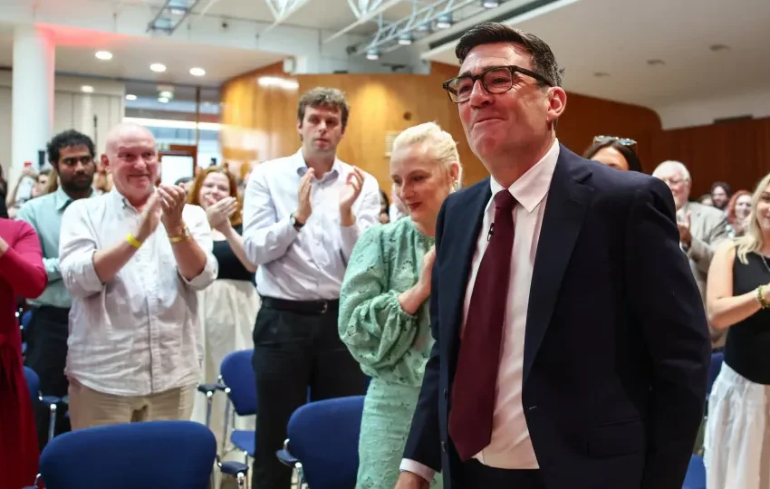  Andy Burnham promete abandonar projeto de cartão de cidadão digital