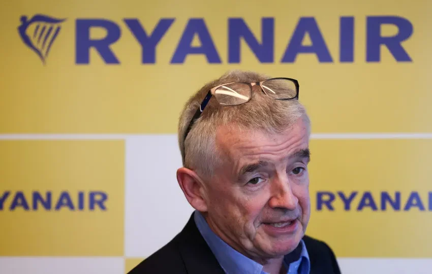  Homem parcialmente sugado em avião da Ryanair? “Dano por objeto estranho”
