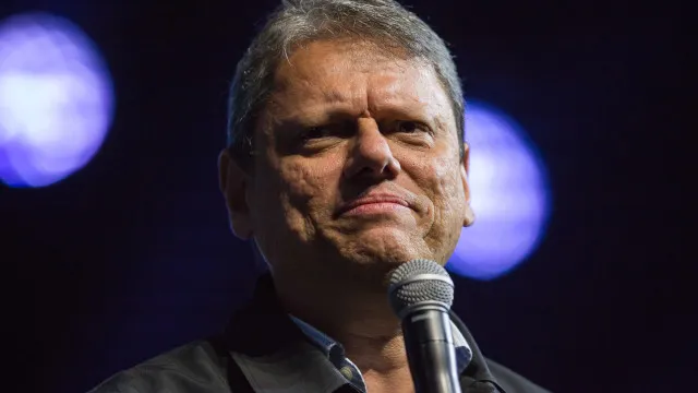  Tarcísio exalta Bolsonaro em convenção de União Brasil e PP de SP ao lado de Flávio