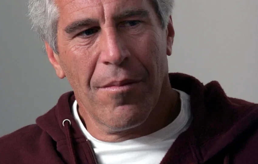  Recrutador de modelos investigado no caso Epstein encontrado morto