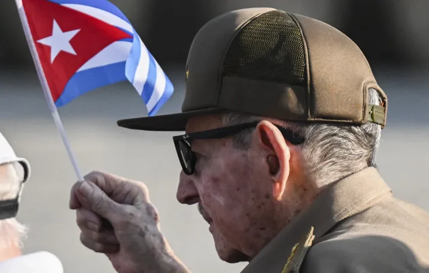  Raúl Castro ausente do comício que assinalou Dia Nacional da Rebelião
