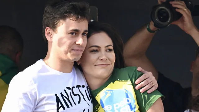  Michelle Bolsonaro recebe apelido na direita após treta com Flávio; veja