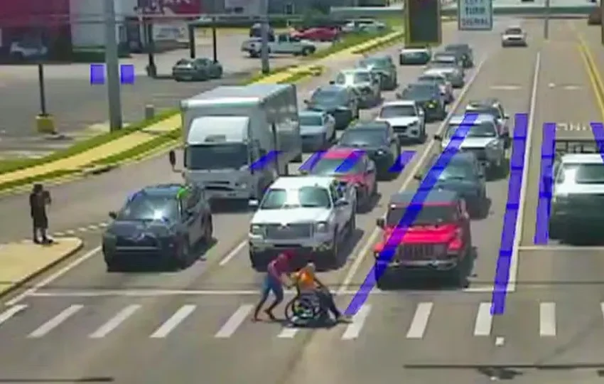  “Homem-Aranha” ajuda homem de cadeira de rodas a atravessar cruzamento